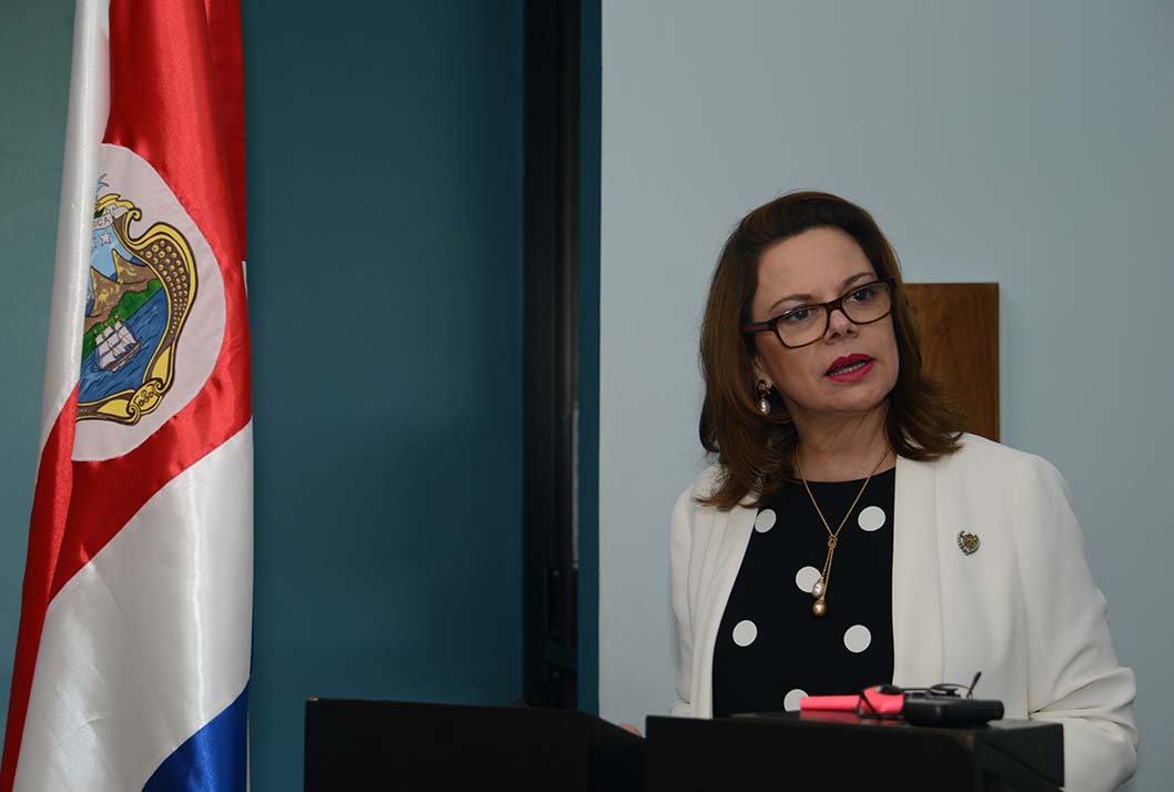 During her speech, the vice president of the Republic, Ana Helena Chacón, acknowledged the contributions of the first scientists in charge of the Antiophidic Serum Production Program, and recognized them as “people committed to the right to health of vulnerable populations, and who had the courage to go forward in spite of the adversities”. 