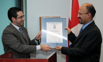 Dr. Alberto Alape Girón, director of the CPI receiving the Inte-ISO 9001: 2008 quality management standard certificate from Lic. Mauricio Céspedes Mirambell (photo by Laura Rodriguez).