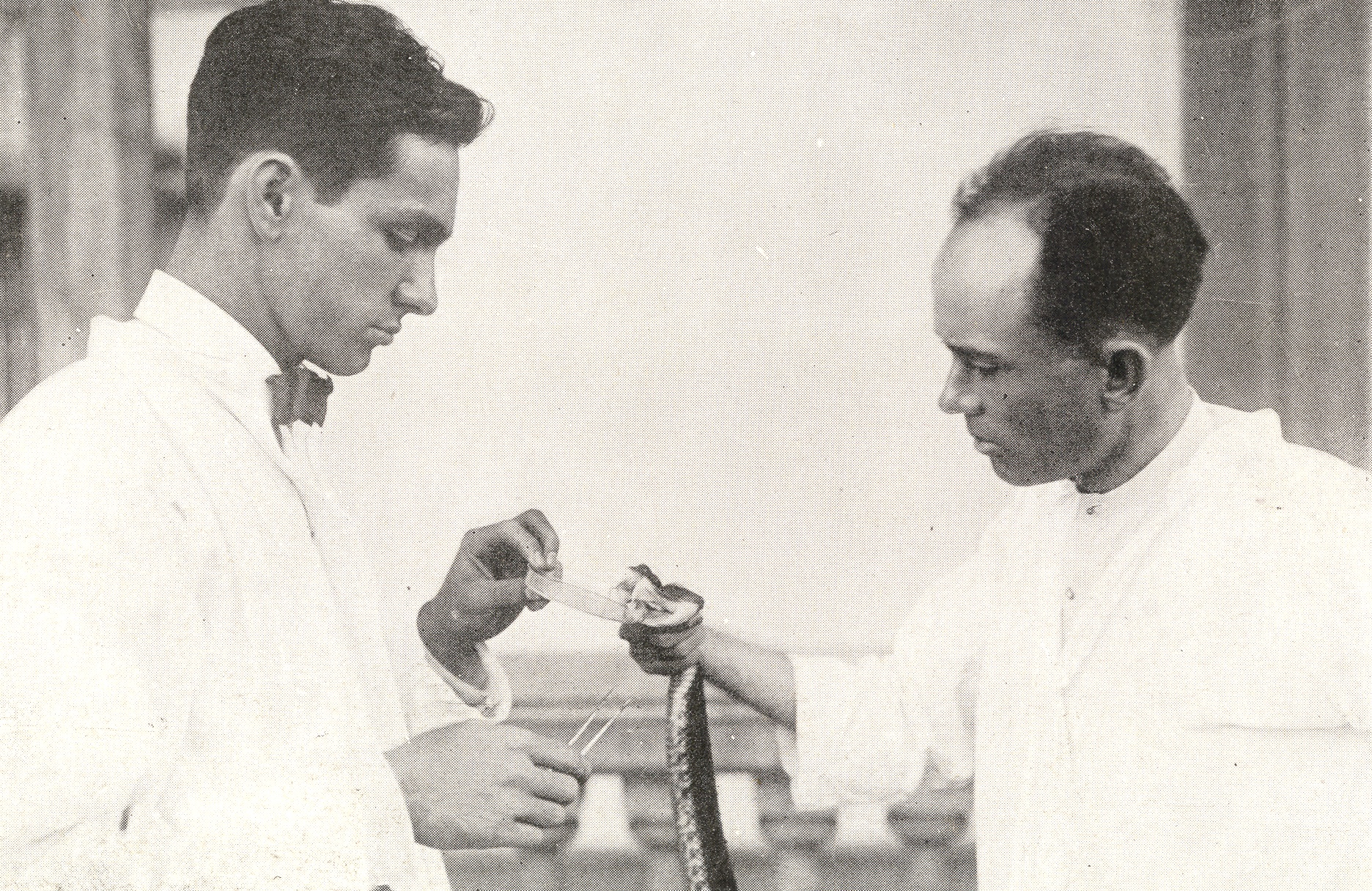 A la derecha el Dr Clodomiro Picado y a la izquierda el Sr. Luis Bolaños. 