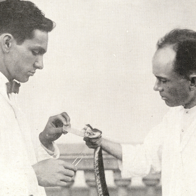 A la derecha el Dr Clodomiro Picado y a la izquierda el Sr. Luis Bolaños.