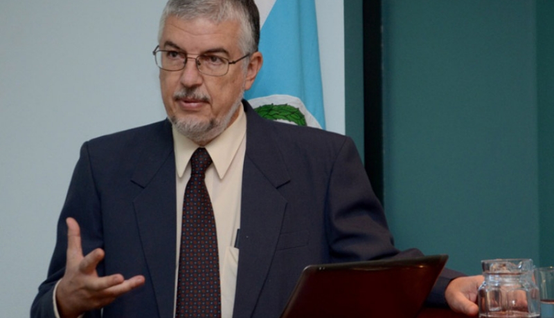 Dr. José Ma. Gutiérrez Gutiérrez receives the Redi Award in recognition if his hard work and leadership in the field of toxinology (photo ODI Archive).