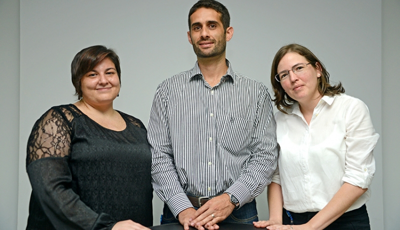 Dr. Eugenia Corrales, Dr. Elías Barquero and Dr. Laura Monturiol, trained in the Faculty of Microbiology of the UCR, and Dr. Tatiana Trejos (absent in the photo), from the chemistry area, were the winners of the 2014 science and technology awards. (photo Rafael León)