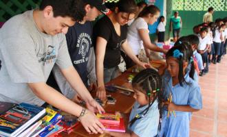 Los niños y las niñas recibieron las donaciones de útiles escolares de manos de los estudiantes del TCU y de los funcionarios del Instituto Clodomiro Picado. (foto Anel Kenjekeeva)